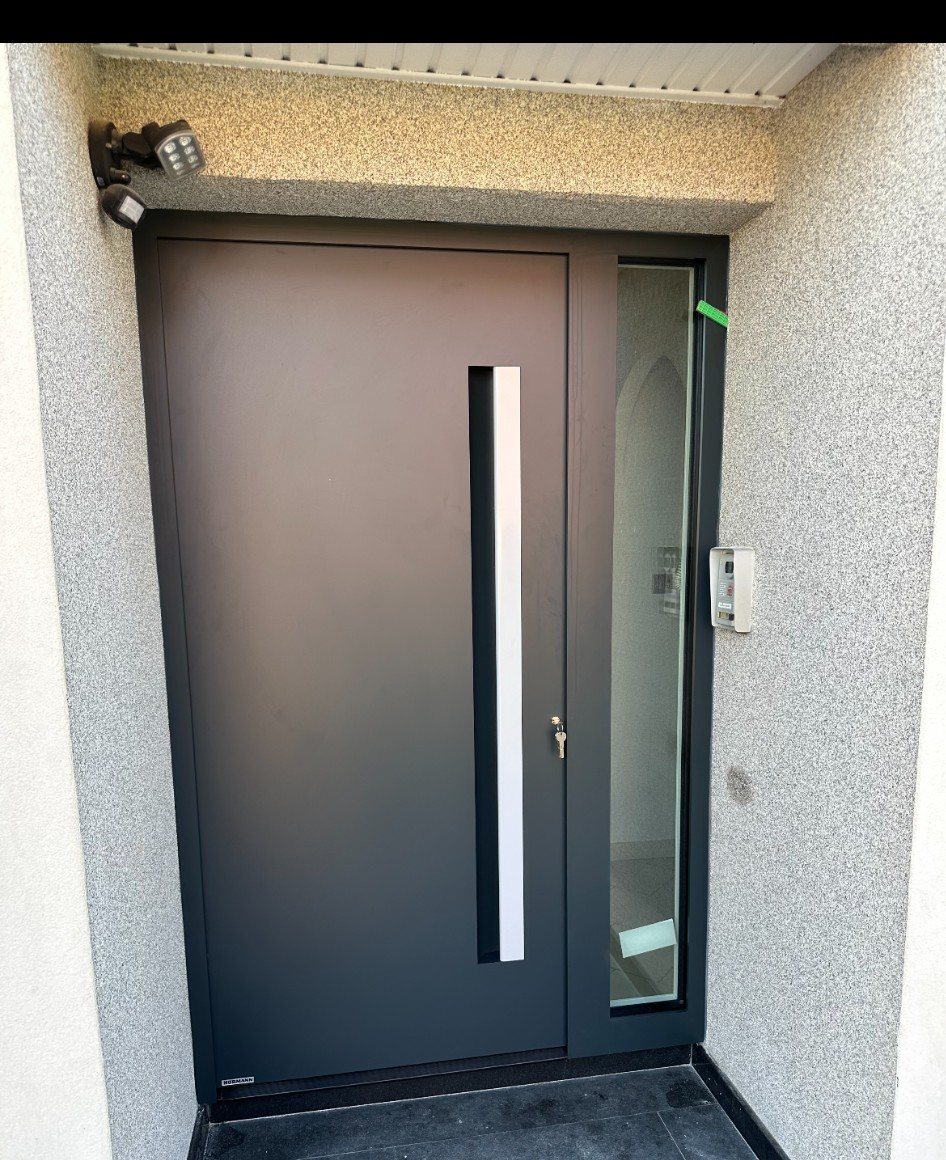 Porte d'entrée anthracite avec vitrage latéral